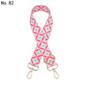 Vue détaillée de la sangle rose à motifs floraux avec des crochets dorés métalliques