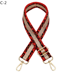 Détail de la bandoulière léopard rouge avec crochets dorés et boucle de réglage