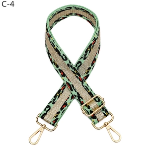 Détail de la bandoulière jacquard léopard vert menthe avec boucle dorée réglable