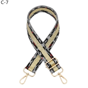 Détail de la bandoulière léopard avec rayure dorée scintillante et mousquetons dorés