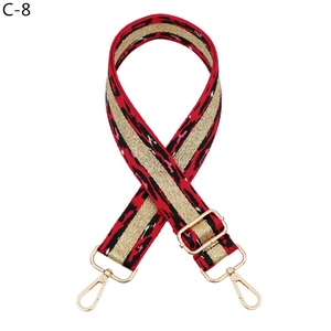 Détail de la bandoulière tissée motif léopard avec mousquetons en métal doré réglables