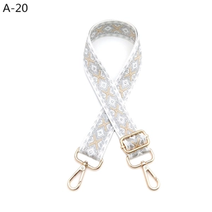 Details des verstellbaren Taschenriemens mit goldenen X-Mustern und Metallhaken