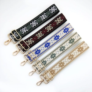 Détail de cinq bandoulières de sac tissées au style ethnique avec motifs géométriques dorés