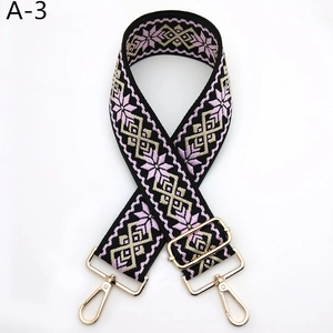 Détail de la bandoulière réglable style ethnique avec tissage floral violet et doré