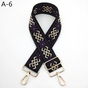 Vue détaillée de la bandoulière jacquard ethnique réglable aux motifs violets géométriques