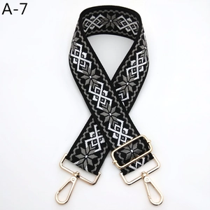 Détail de la bandoulière ethnique réglable avec motif géométrique noir et blanc chic