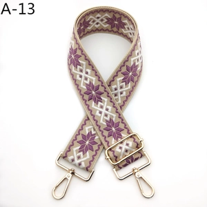 Détail de bandoulière brodée style ethnique avec boucles dorées et motif floral
