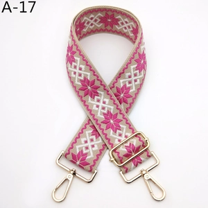 Détail de la broderie de flocon de neige géométrique rose sur la bandoulière ethnique