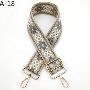 Détail de la bandoulière tissée réglable avec des motifs géométriques de flocons de neige