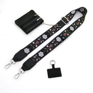 Detailansicht eines floralen Taschengurtsets mit silbernen Schnallen und kleiner Tasche