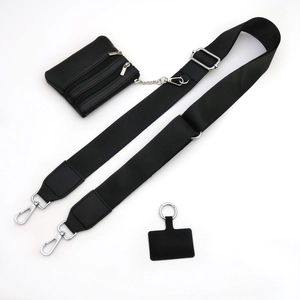 Detailansicht des verstellbaren Nylon-Umhängegurts mit kleiner Münztasche und Handy-Patch