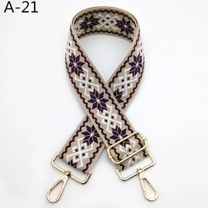 Détail de la bandoulière ethnique brodée ajustable avec motifs géométriques violets
