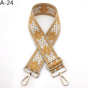 Détail de la bandoulière ethnique avec crochets dorés et motifs de flocons de neige
