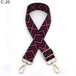 Adjustable geometric woven strap for shoulder bags with gold rotating hooks