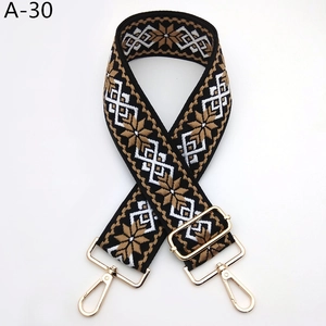 Détail de la bandoulière tissée ethnique avec des crochets pivotants en métal doré