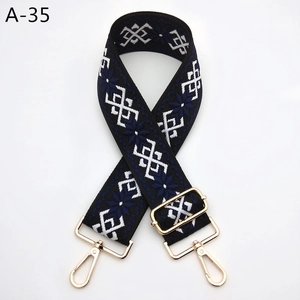 Détail de la broderie ethnique bleu marine sur la sangle avec mousquetons dorés