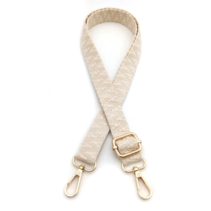 Dettaglio tracolla intrecciata beige con trama geometrica e moschettoni dorati