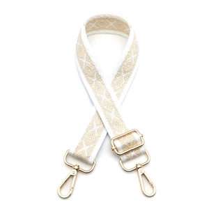 Dettaglio tracolla jacquard beige 3,8mm con motivi a rombi e ganci metallici dorati