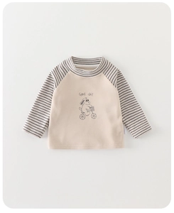 Detail of baby boy padded sweatshirt with raglan sleeves and cute cartoon dog print