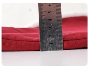 Dettaglio dello spessore di 1,8 cm del tessuto rosso con bordo in pelliccia sintetica