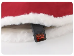 Dettaglio della mantella rossa per neonati con test di sicurezza fluorescente