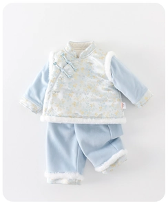 Dettaglio del tessuto jacquard blu con bordo in pelliccia e bottoni a nodo classici