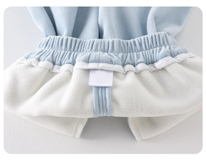 Dettaglio dell'elastico in vita dei pantaloni da neonato azzurri con fodera in pile