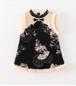 Dettaglio del vestito jacquard in stile cinese per bambine con bordo in finta pelliccia