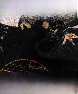 Dettaglio ravvicinato del tessuto jacquard ad alta densità con motivi floreali oro e arancio