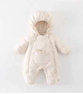 Detail eines Baby-Winter-Stramplers mit Doppelreißverschluss und Plüschtier-Tasche