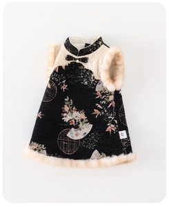Dettaglio del gilet invernale cheongsam neonata con jacquard dorato e pelliccia finta