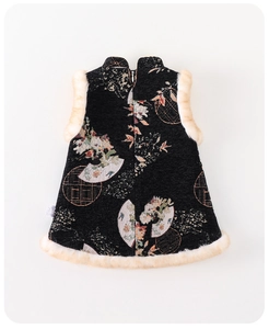Dettaglio gilet jacquard nero per neonata con bordo in pelliccia sintetica e zip invisibile