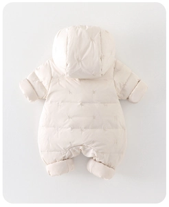 Detail der Baby-Winter-Daunenkombi mit Steppstoff und niedlicher kleiner Stickerei