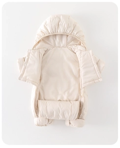 Detailaufnahme des Baby-Winter-Einteilers mit Steppmuster und Druckknopfverschluss