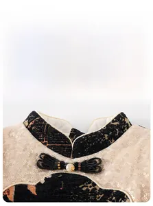 Dettaglio dell'abito qipao invernale da bambina con bottone cinese tradizionale e paillettes