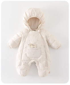 Detail eines cremefarbenen Baby-Einteilers mit Tierstickerei und süßer 3D-Hundetasche