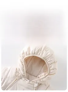 Detailansicht der winddichten Kapuze und Stickerei am Baby Winter-Schneeanzug