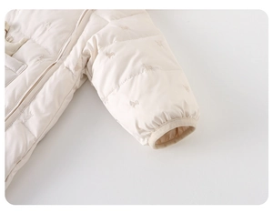 Detailaufnahme von gestepptem Baby-Winteranzug mit Welpen-Stickerei und elastischen Bündchen