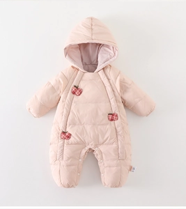 Détails de la combinaison bébé rose avec broderie pomme et boutons-pression