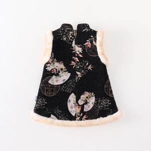 Gilet stile cinese per bambina in broccato nero con ricami floreali e bordo in ecopelliccia
