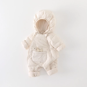 Winter-Baby-Einteiler in Creme mit Kapuze und einem niedlichen weißen Welpen in der Tasche