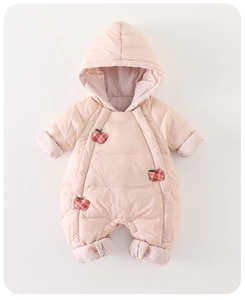 Détail d'une barboteuse d'hiver rose avec broderie pomme et boutons-pression