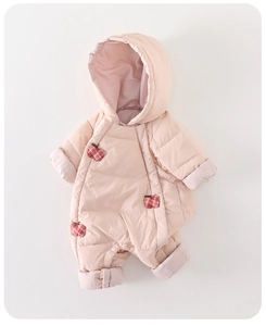 Détail de la combinaison d'hiver rose pour bébé avec motifs pommes et boutons latéraux