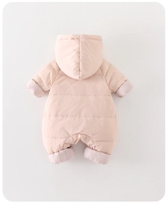 Vue arrière détaillée d'une barboteuse matelassée rose clair pour bébé avec capuche pour hiver