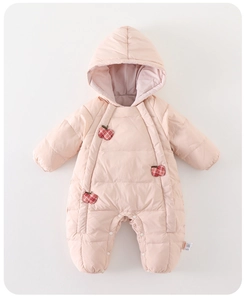 Détail de la barboteuse rose matelassée pour bébé avec des écussons de pomme à carreaux