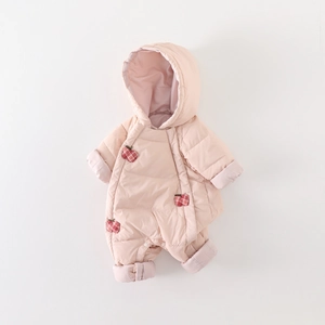Combinaison d'hiver rose à capuche pour bébé fille avec des écussons pomme et matelassage