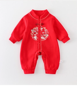 Nahaufnahme eines chinesischen Baby-Einteilers mit Stickerei und Knöpfen für Neujahr