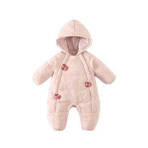 Combinaison bébé rose à capuche avec patchs pommes et rembourrage matelassé