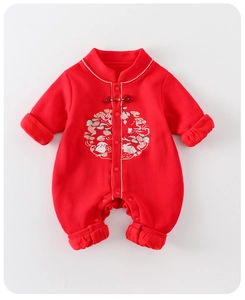 Detailaufnahme Baby-Winter-Einteiler mit chinesischen Knoten und Kaninchen-Stickerei