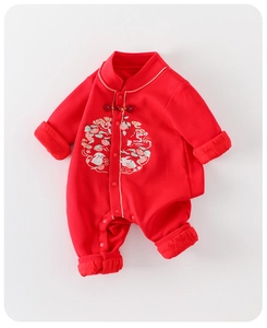 Detail eines roten Baby-Stramplers im China-Stil mit Stickerei und Froschknöpfen-Verschluss
